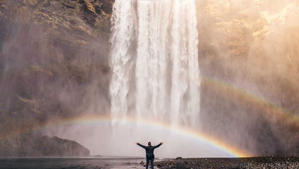 欧冠联赛决赛精彩瞬间，皇家马德里球员高举冠军奖杯庆祝